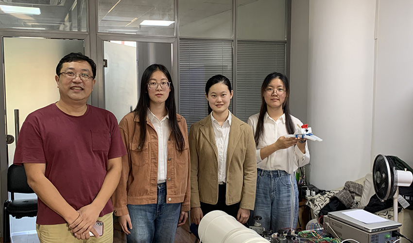 来自上海交通大学的四足爬行机器人设计团队