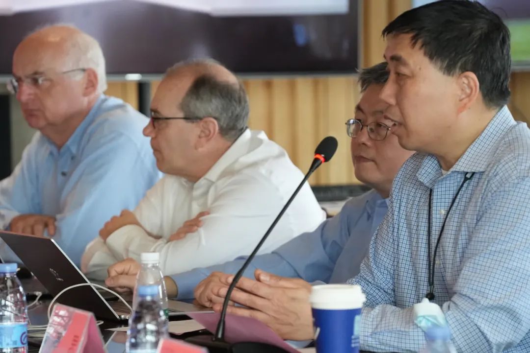 上海海思标准与产业发展负责人梁小明（右一）